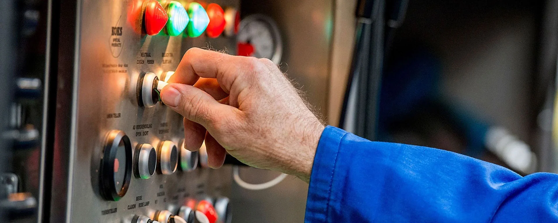 Eine Hand betätigt einen Schalter auf einer Schalttafel